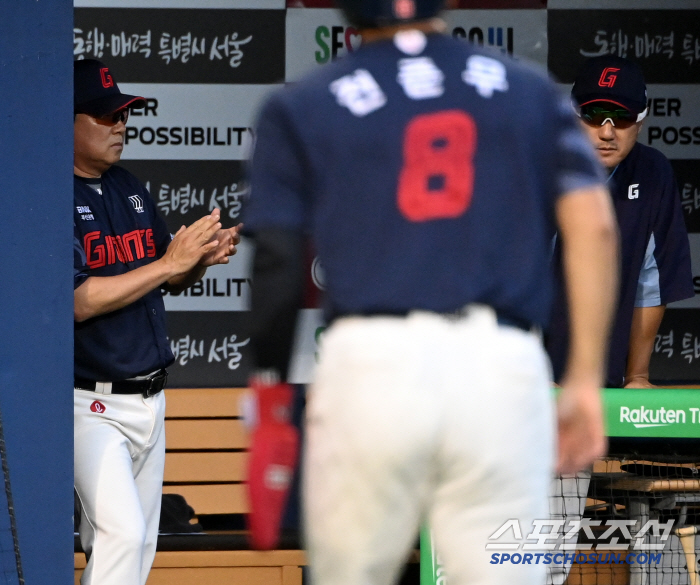  Director Kim Tae-hyung applauds two-run double Yoo Kang-nam