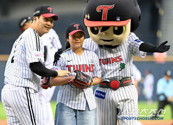  Girl fan's first pitch that looks like Moon Bo-kyung, do we look like each other?