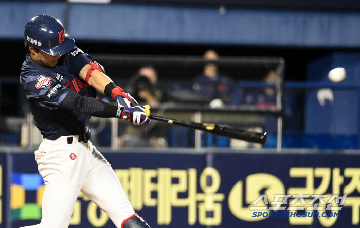  Han Tae-yang makes a timely two-run hit by saving the bases-loaded chance