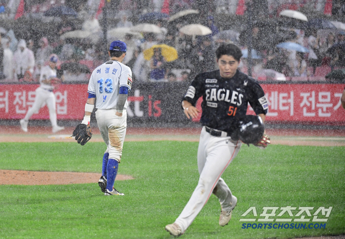  Hanwha KT was suspended again due to heavy rain in the top of the 6th inning