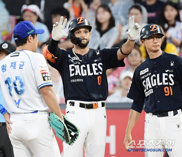  A hit to commemorate the promotion of Liberato's full-time employee