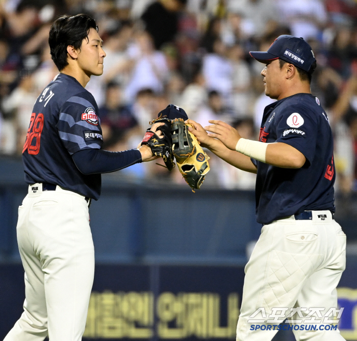  Hong Min Gi greets Jung Hoon