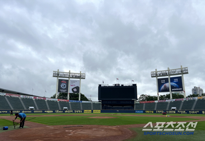  Jamsil Baseball Stadium full of dark clouds, the ground is neatly maintained