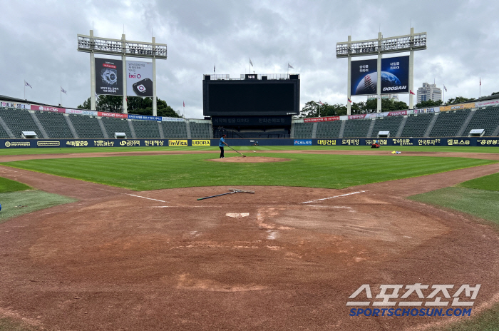  Jamsil Baseball Stadium Ground, which is being renovated neatly