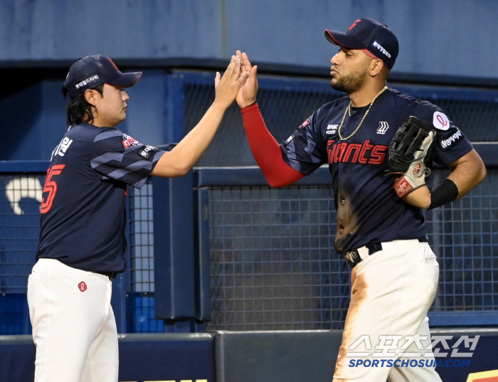  Jung Cheolwon, perfect pitch without losing a point, and Reyes
