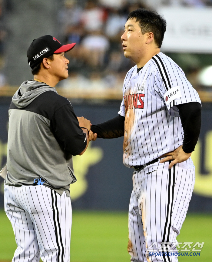  Kim Hyun-soo undergoing wrist check