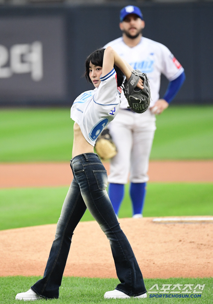  Momoko's slender body, strong pitching