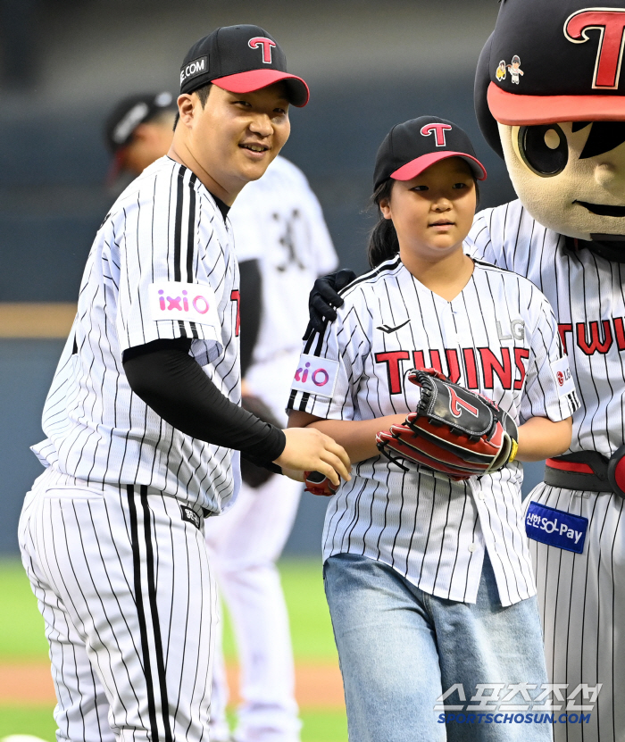  Moon Bo Kyung, with fans who look alike