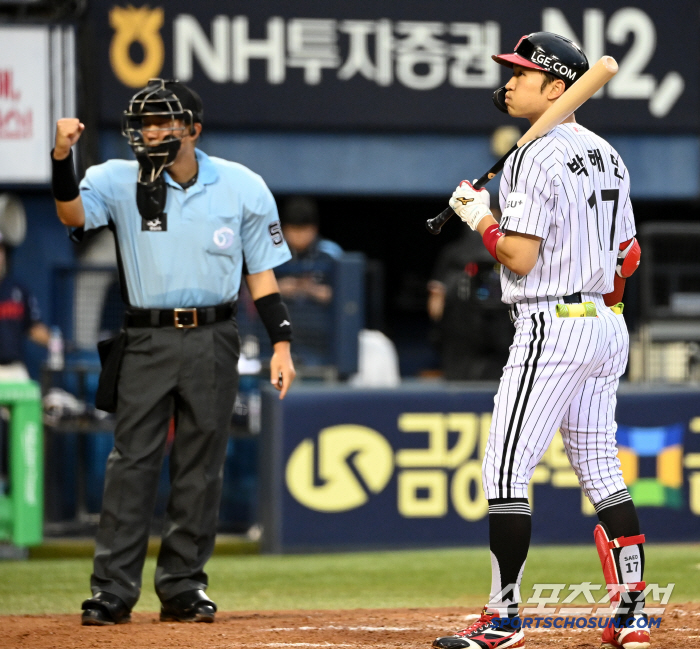  Park Hae-min is full of disappointment over the strikeout of the check swing