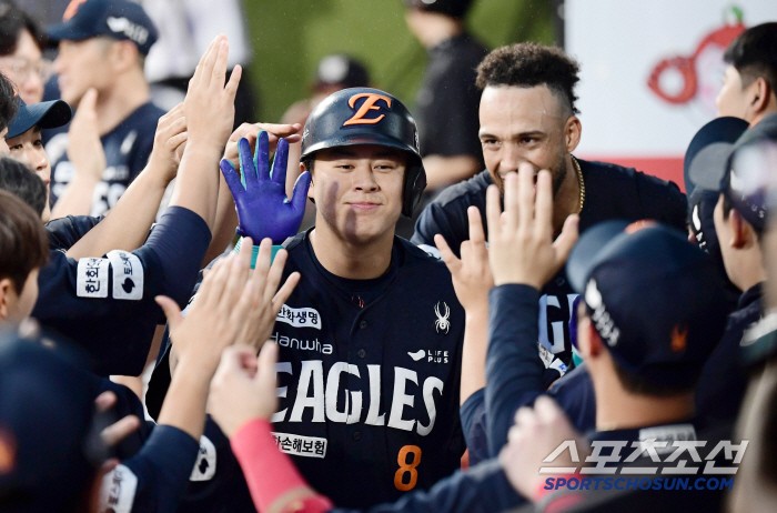  Roh Si-hwan leads again with a solo home run shot