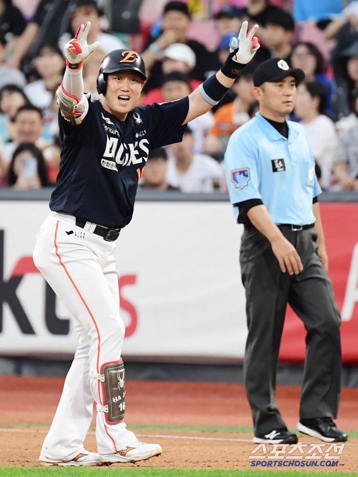  A timely two-run hit to save Ha Joo-seok's chance