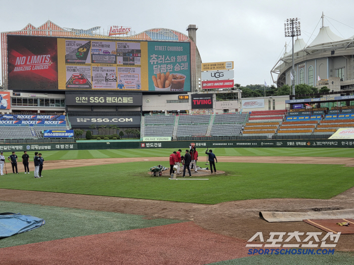 Playing ball in front of natural disasters.. I'm worried about the flood. Acting manager Cho Sung-hwan's sincerity