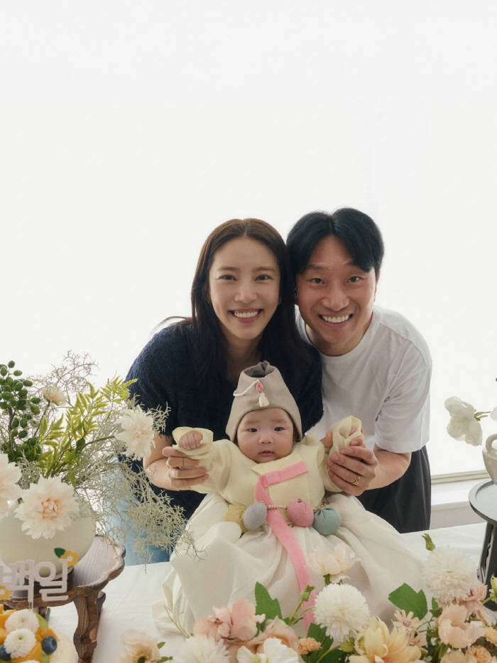 Son Dambi ♥ Lee Gyu-hyuk's daughter is wearing a gold ring to commemorate the 100th day..Hanbok is cute, too