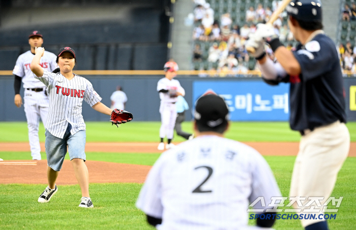A student who looks similar to Moon Bo-kyung's birthday is the first pitchman and Moon Bo-kyung is the catcher