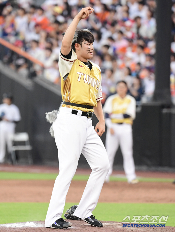 The unexpected income earned by a high school graduate who inserted 157 kilometers in the All-Star Game. Meeting with the best four-time champion pitcher. Surprised and confident as I thought it would be.