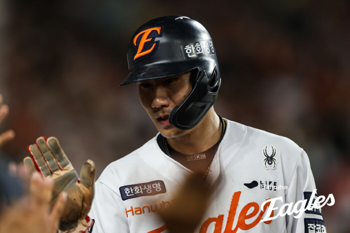 We connected. Perfect squeeze…A batting average of 40% in July? It's worth 5 billion won