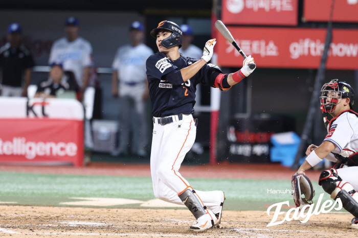 We connected. Perfect squeeze…A batting average of 40% in July? It's worth 5 billion won