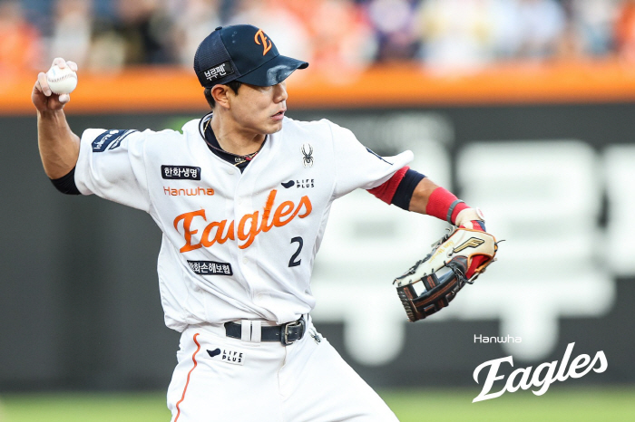 We connected. Perfect squeeze…A batting average of 40% in July? It's worth 5 billion won