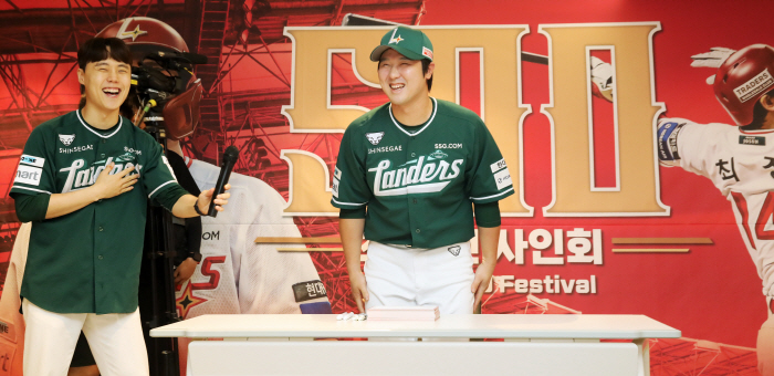 Weren't you just giving us trophies? This detail in the frame of Choi Jeong's 500 home runs! → The KBO is sure to honor the legend