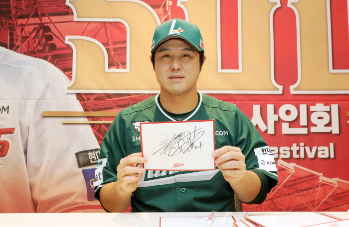 Weren't you just giving us trophies? This detail in the frame of Choi Jeong's 500 home runs! → The KBO is sure to honor the legend