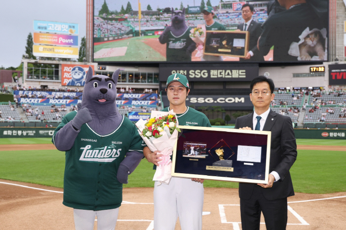 Weren't you just giving us trophies? This detail in the frame of Choi Jeong's 500 home runs! → The KBO is sure to honor the legend