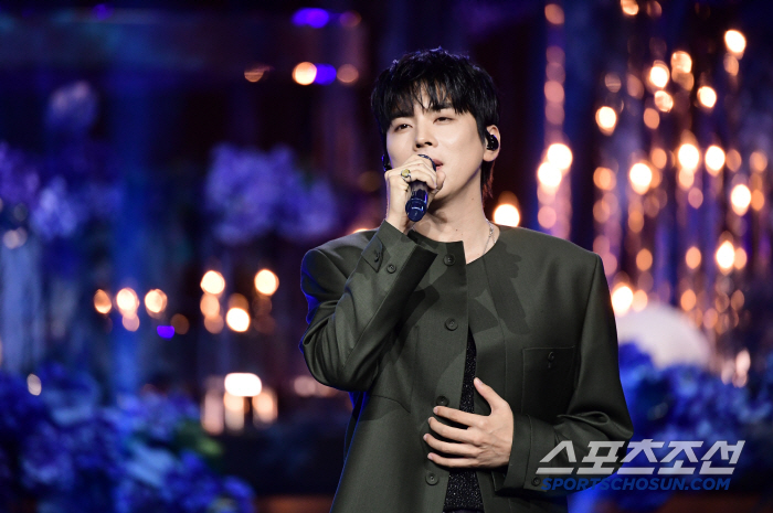 Yim Siwan Fulfills His Promise, Leads Star-Studded Blue Dragon Performances