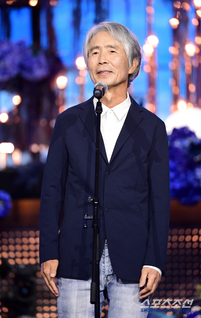 Yim Siwan Fulfills His Promise, Leads Star-Studded Blue Dragon Performances
