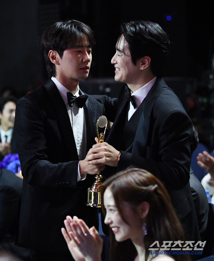 Lee Jun-young’s Name Mix-Up Wins Laughs and a Galaxy S25 at Blue Dragon Series Awards