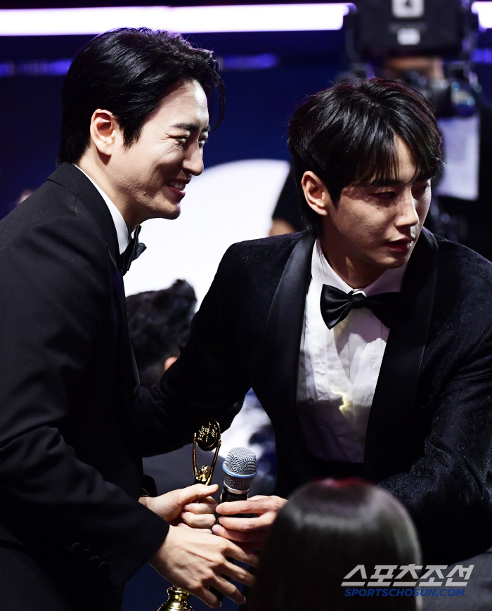 Lee Jun-young’s Name Mix-Up Wins Laughs and a Galaxy S25 at Blue Dragon Series Awards