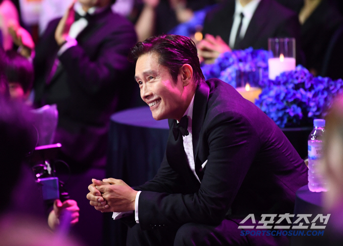 Lee Byung-hun’s Dance Clip Surprise Sparks Laughter at Blue Dragon Series Awards