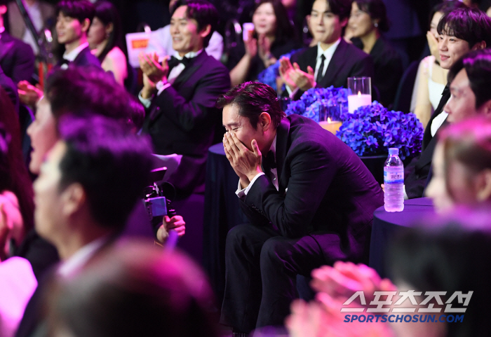 Lee Byung-hun’s Dance Clip Surprise Sparks Laughter at Blue Dragon Series Awards