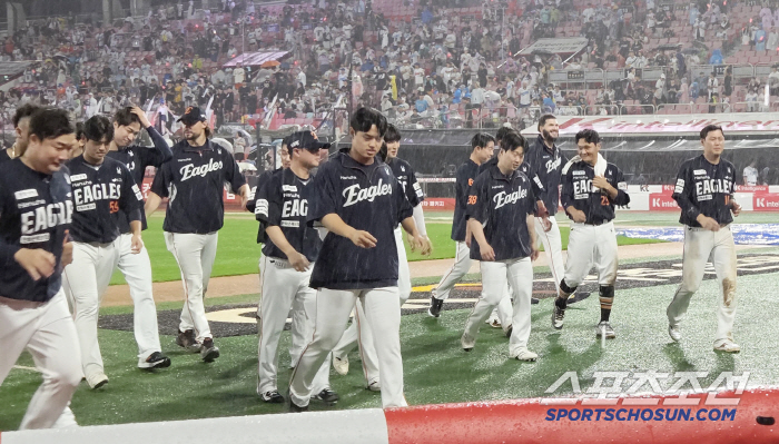 Do you think the heavy rain is on Hanwha's side? The chosen Liberato is a hit. 