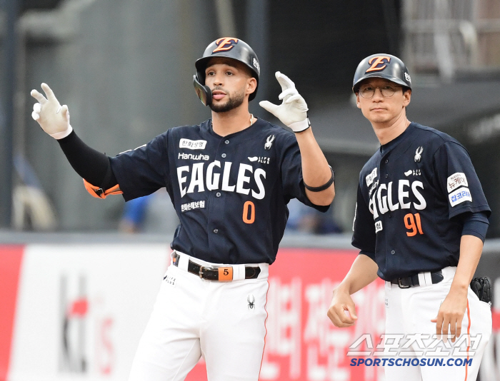 Do you think the heavy rain is on Hanwha's side? The chosen Liberato is a hit. 