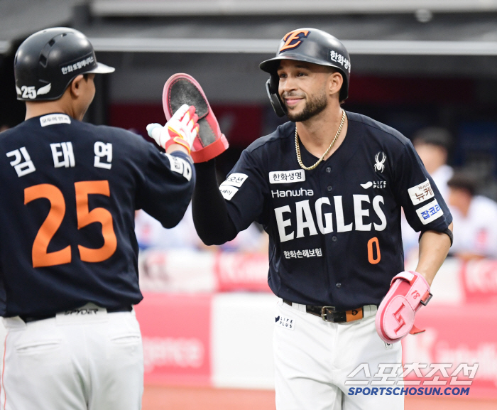 Do you think the heavy rain is on Hanwha's side? The chosen Liberato is a hit. 