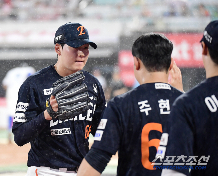 Do you think the heavy rain is on Hanwha's side? The chosen Liberato is a hit. 