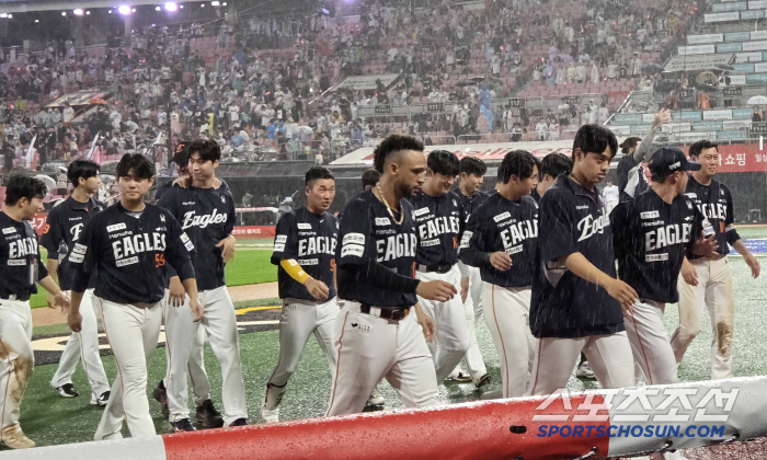 Do you think the heavy rain is on Hanwha's side? The chosen Liberato is a hit. 