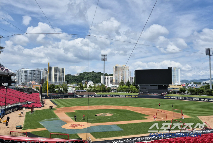 Finally, Gwangju is playing baseball...After all-time heavy rain, the ground maintenance is almost done. 