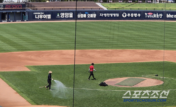 Finally, Gwangju is playing baseball...After all-time heavy rain, the ground maintenance is almost done. 