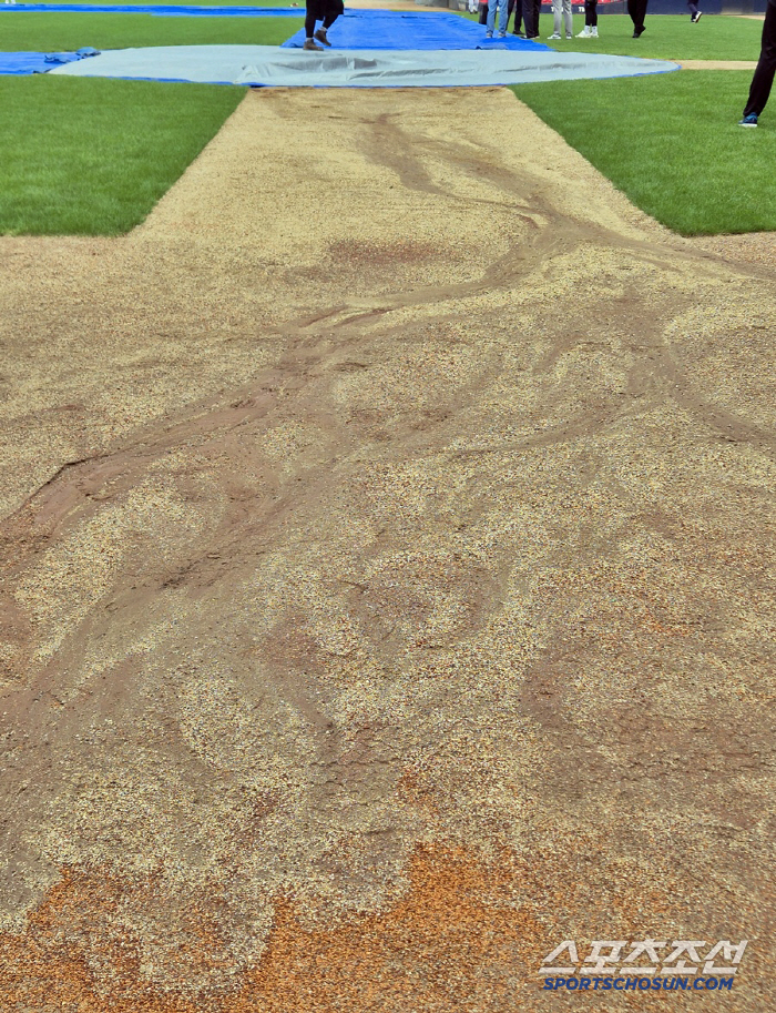 Finally, Gwangju is playing baseball...After all-time heavy rain, the ground maintenance is almost done. 