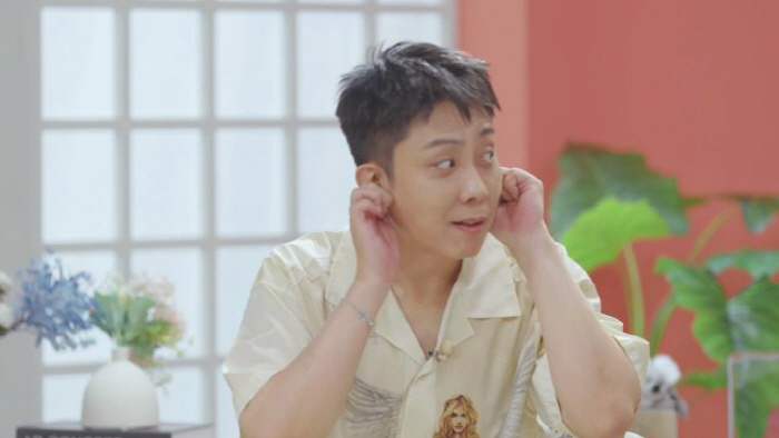 First meeting with Dolsing Touching Signal Ears...Eun Jiwon, why are you so openly? I thought you were pulling out your ears. (Dol-Singles7)