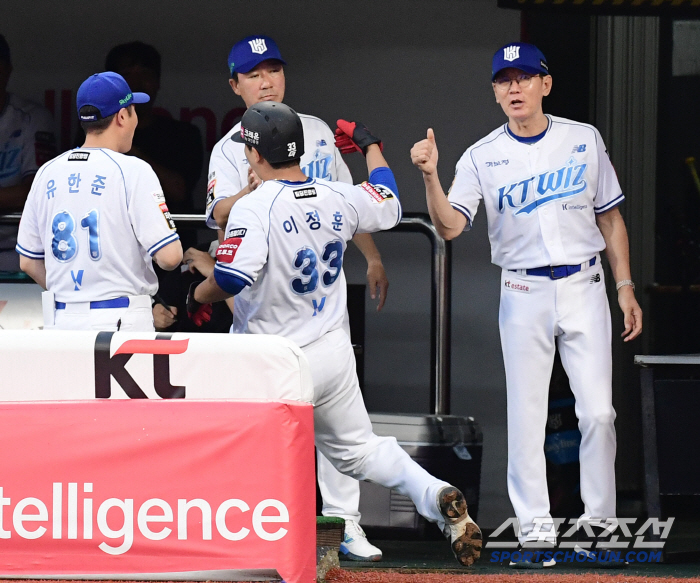 I suddenly appeared in front of my eyes...Scoring with a catcher foul fly? The 500-win head coach was also surprised