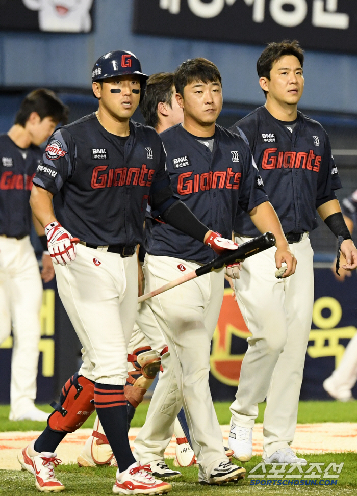 If Hong Min-ki were there, it would have been disappointing in the eighth episode. Lotte is in danger of being third place by 0.5G difference against KIA after 23 come-from-behind loss 