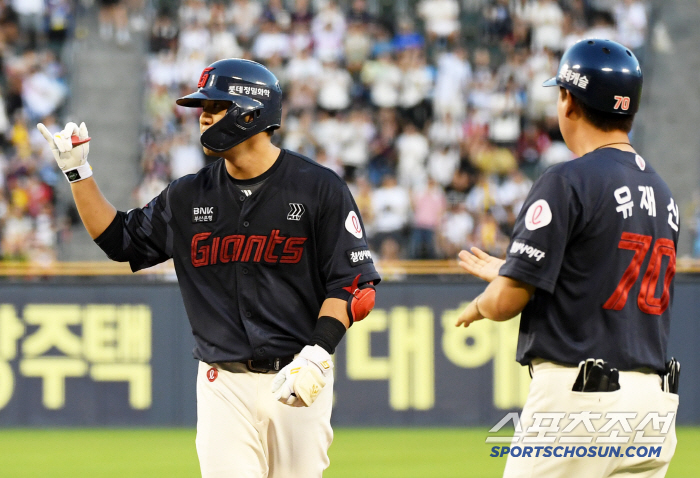 If Hong Min-ki were there, it would have been disappointing in the eighth episode. Lotte is in danger of being third place by 0.5G difference against KIA after 23 come-from-behind loss 