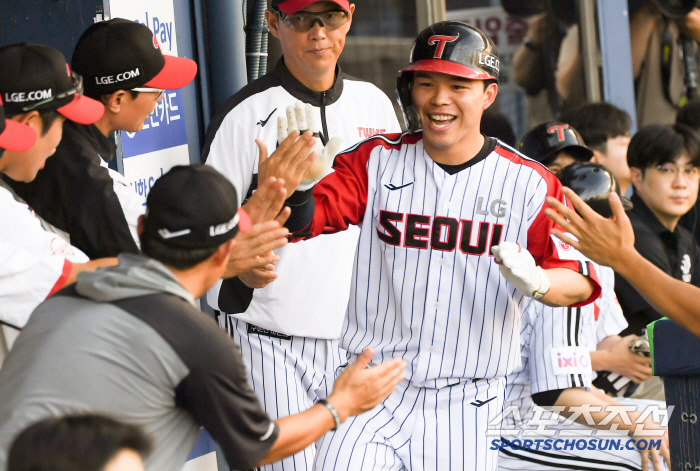 Instead of Kim Hyun-soo, pinch hitter Koo Bon-hyuk Yum-ryang succeeded in squeezing. LG came from behind to win 3-2 and kept second place alone. Lotte Lee Min-seok gave up two runs in 6.2 innings, but comforted.