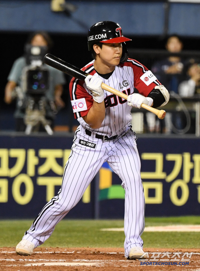 Instead of Kim Hyun-soo, pinch hitter Koo Bon-hyuk Yum-ryang succeeded in squeezing. LG came from behind to win 3-2 and kept second place alone. Lotte Lee Min-seok gave up two runs in 6.2 innings, but comforted.