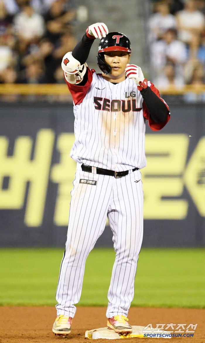 Instead of Kim Hyun-soo, pinch hitter Koo Bon-hyuk Yum-ryang succeeded in squeezing. LG came from behind to win 3-2 and kept second place alone. Lotte Lee Min-seok gave up two runs in 6.2 innings, but comforted.