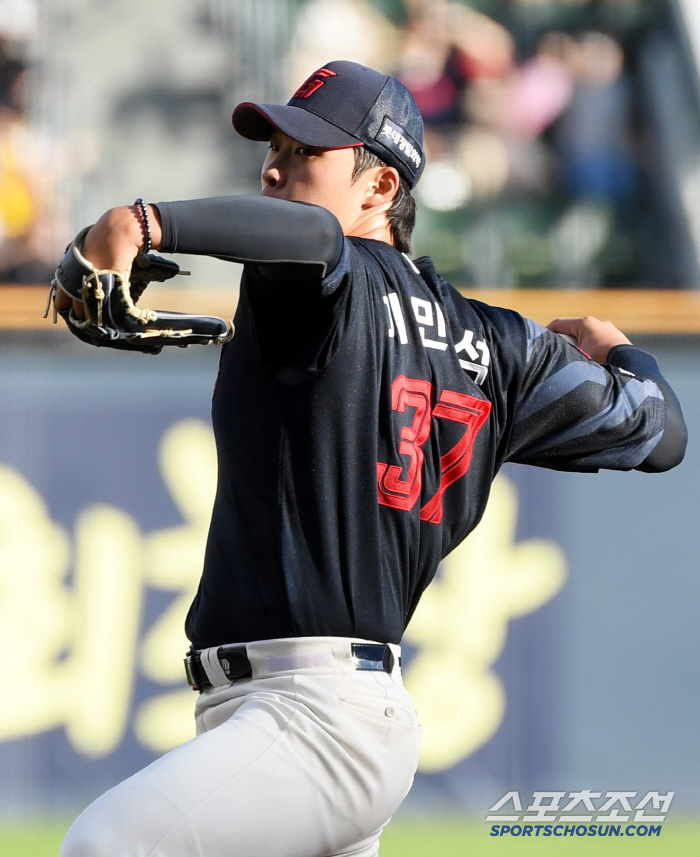 Instead of Kim Hyun-soo, pinch hitter Koo Bon-hyuk Yum-ryang succeeded in squeezing. LG came from behind to win 3-2 and kept second place alone. Lotte Lee Min-seok gave up two runs in 6.2 innings, but comforted.