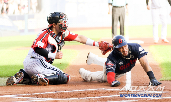 Instead of Kim Hyun-soo, pinch hitter Koo Bon-hyuk Yum-ryang succeeded in squeezing. LG came from behind to win 3-2 and kept second place alone. Lotte Lee Min-seok gave up two runs in 6.2 innings, but comforted.