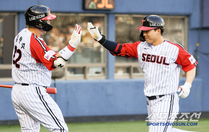 Instead of Kim Hyun-soo, pinch hitter Koo Bon-hyuk Yum-ryang succeeded in squeezing. LG came from behind to win 3-2 and kept second place alone. Lotte Lee Min-seok gave up two runs in 6.2 innings, but comforted.