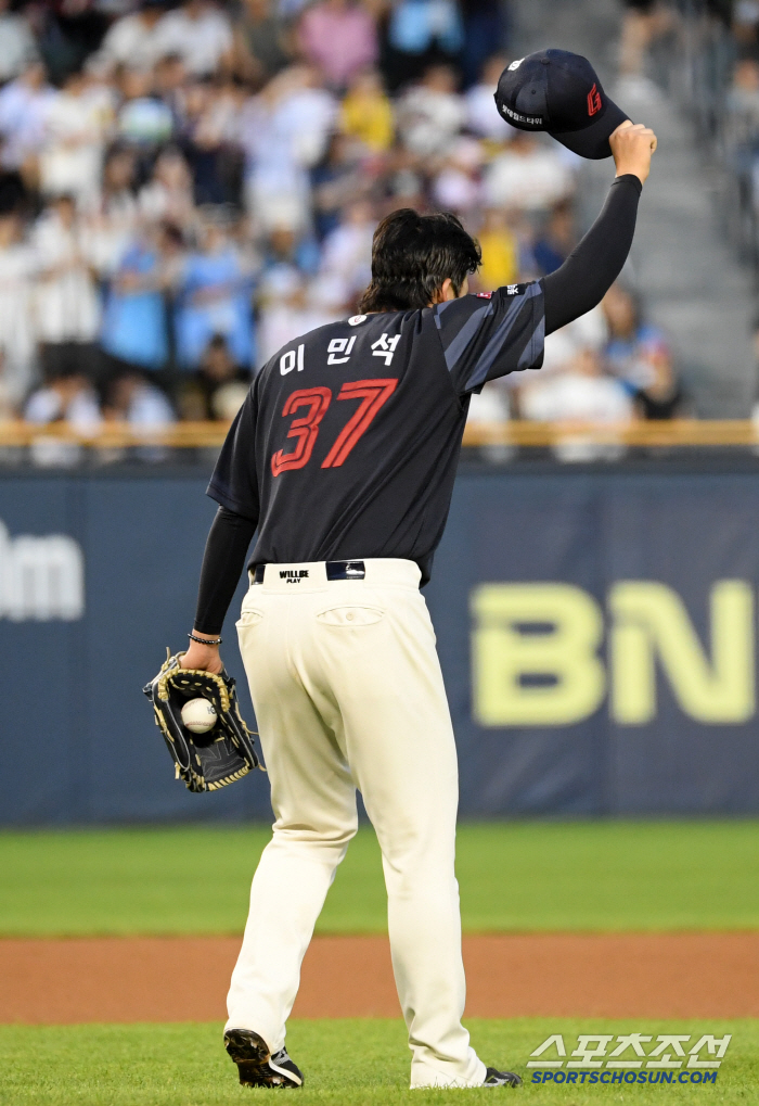 Instead of Kim Hyun-soo, pinch hitter Koo Bon-hyuk Yum-ryang succeeded in squeezing. LG came from behind to win 3-2 and kept second place alone. Lotte Lee Min-seok gave up two runs in 6.2 innings, but comforted.